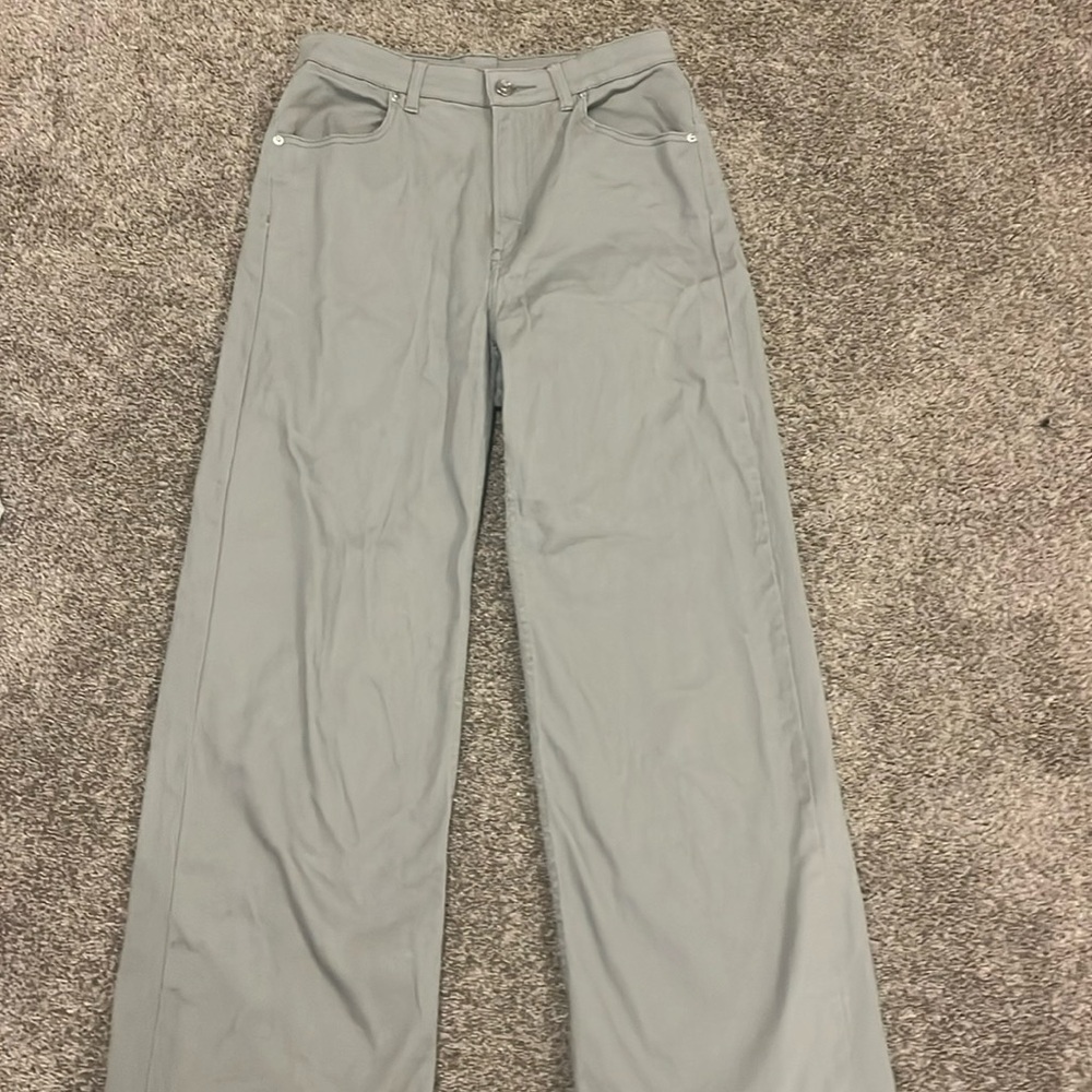 Light gray Jean/Pants
Size 6
Straight leg